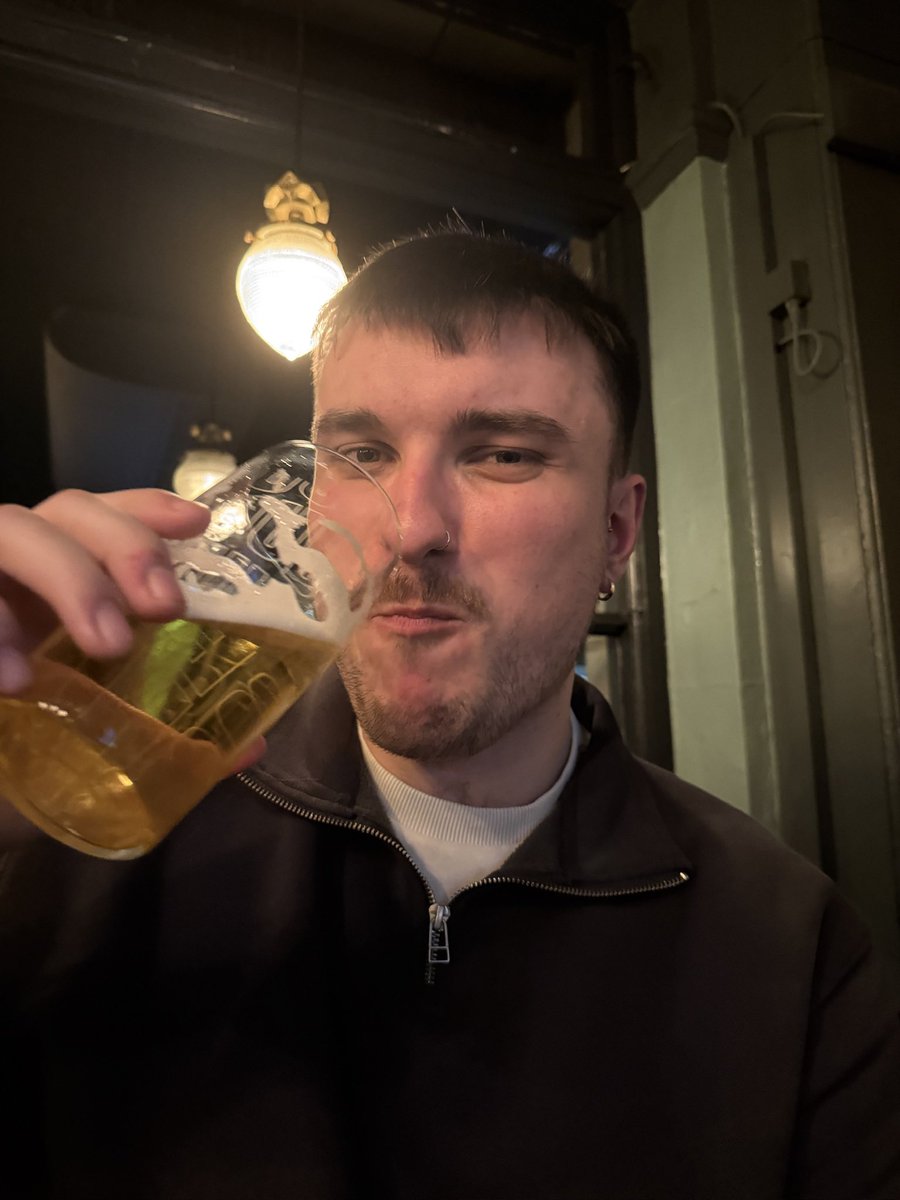 Charlie様 𝘪𝘴 𝘵𝘺𝘱𝘪𝘯𝘨