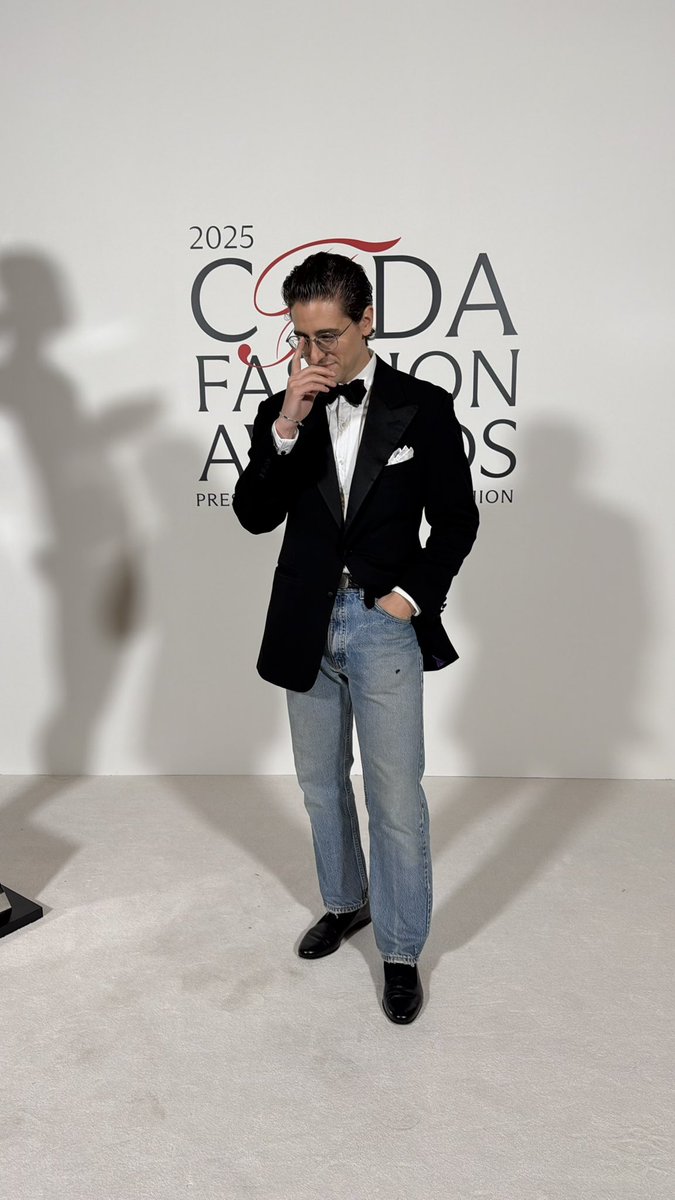 jakewoolf's tweet image. I’m obsessed with denim. 

I have more pairs of jeans than I’m comfortable counting. But today I put that obsessiveness to good use by launching the first annual JEANS AWARDS (aka “The Jeanies”)

Here’s the 17 best pairs of jeans across 17 illustrious categories 

Link in bio