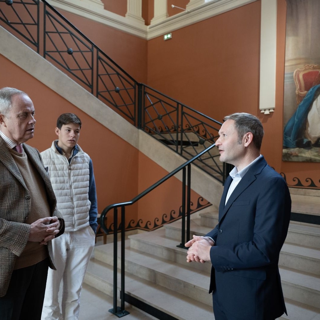Monarchies2000's tweet image. Le prince Jean d&apos;Orléans, @Comte_DeParis, prétendant au trône de #France ,  sa famille (dont le prince héritier Gaston, 16 ans) a visité l’exposition &quot;Marie-Antoinette, une reine à Saint-Cloud&quot; au musée des Avelines. 1/2 👇👑🇫🇷 #monarchie #monarchy  📷: DN