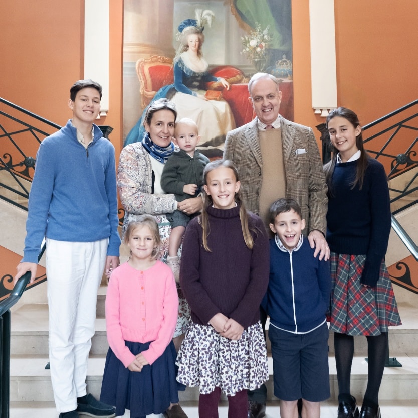 Monarchies2000's tweet image. Le prince Jean d&apos;Orléans, @Comte_DeParis, prétendant au trône de #France ,  sa famille (dont le prince héritier Gaston, 16 ans) a visité l’exposition &quot;Marie-Antoinette, une reine à Saint-Cloud&quot; au musée des Avelines. 1/2 👇👑🇫🇷 #monarchie #monarchy  📷: DN
