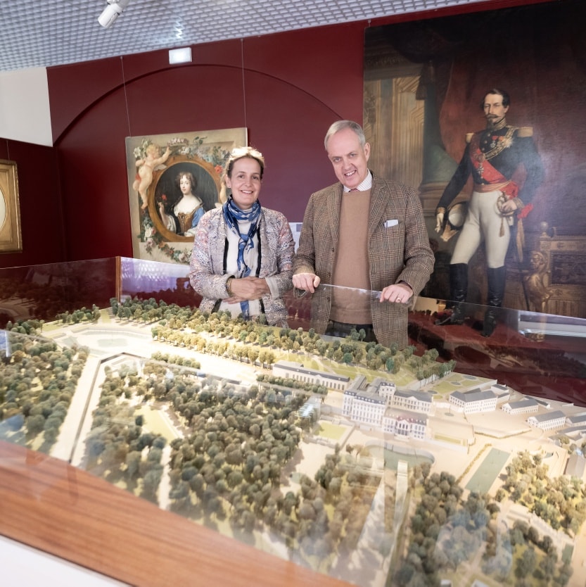 Monarchies2000's tweet image. Le prince Jean d&apos;Orléans, @Comte_DeParis, prétendant au trône de #France ,  sa famille (dont le prince héritier Gaston, 16 ans) a visité l’exposition &quot;Marie-Antoinette, une reine à Saint-Cloud&quot; au musée des Avelines. 1/2 👇👑🇫🇷 #monarchie #monarchy  📷: DN