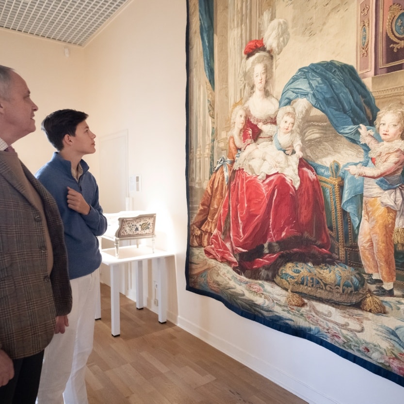 Monarchies2000's tweet image. Le prince Jean d&apos;Orléans, @Comte_DeParis, prétendant au trône de #France ,  sa famille (dont le prince héritier Gaston, 16 ans) a visité l’exposition &quot;Marie-Antoinette, une reine à Saint-Cloud&quot; au musée des Avelines. 1/2 👇👑🇫🇷 #monarchie #monarchy  📷: DN