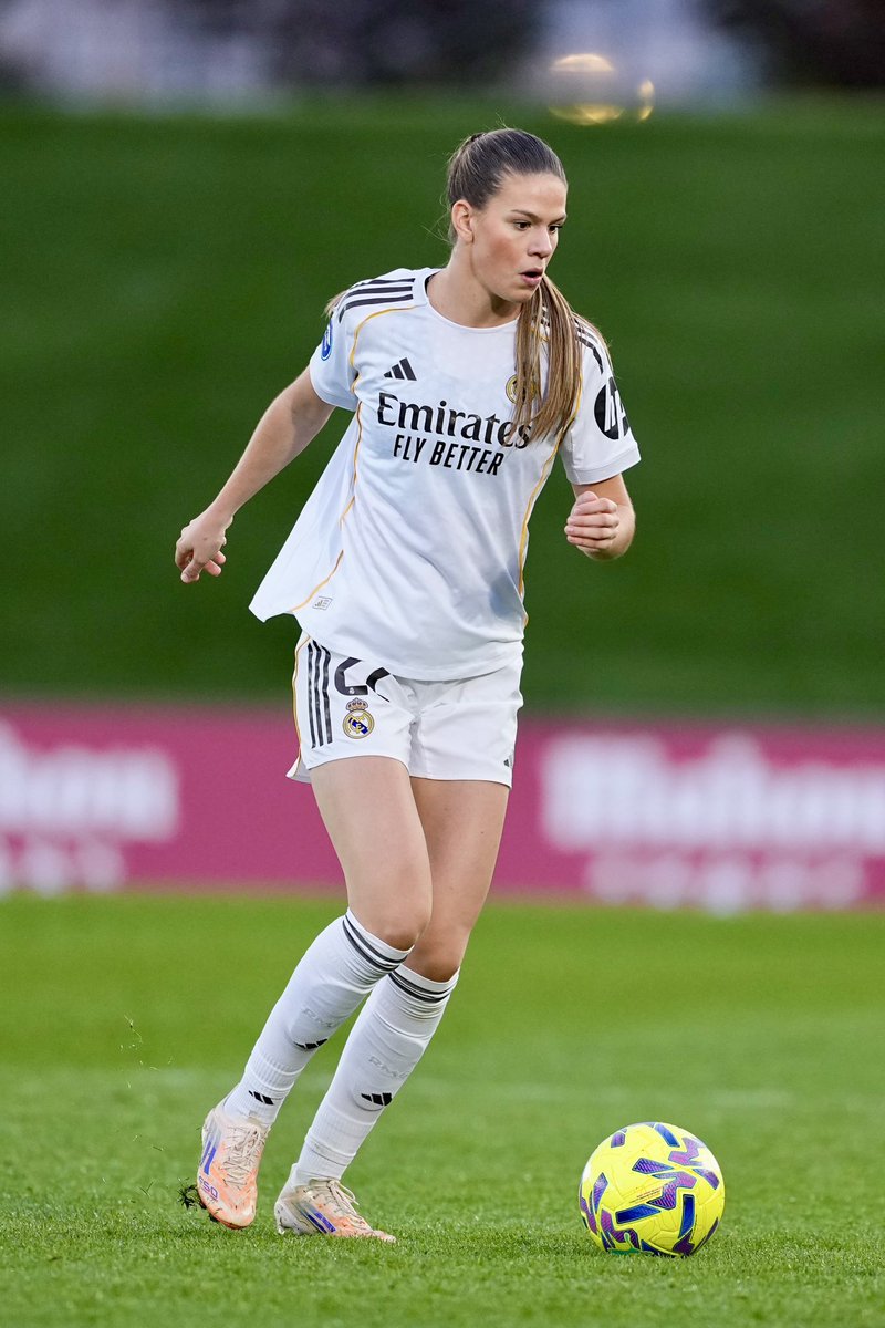 🇸🇪 Bella Andersson, 𝐜𝐥𝐚𝐫𝐢𝐝𝐚𝐝 en la salida de balón del Real Madrid 

#LigaFMoeve | #RealMadridEibar