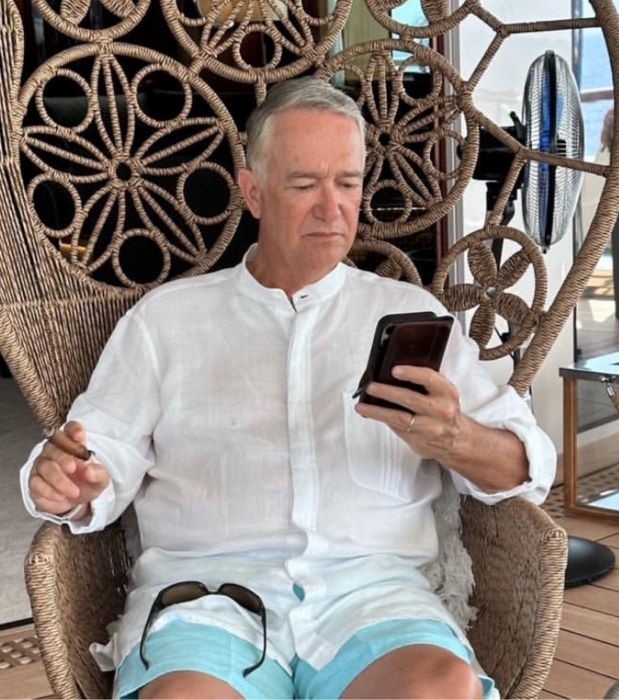 Davydgm's tweet photo. @RicardoBSalinas El patrón chambeando en la office. Oiga jefecito... ¿sí se puso su cremita? No se vaya a dorar pielecita y lo anden confundiendo con trabajador. https://t.co/PwxgcjZwia