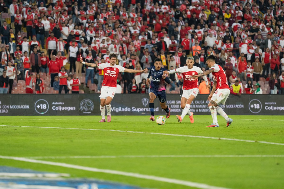 SenciaBogota's tweet photo. En Sencia no celebramos ni nos alegramos de ninguna situación que afecte a otros escenarios o a los asistentes a sus eventos. Al contrario, creemos que la industria se fortalece cuando todos hacemos bien nuestro trabajo.

La imagen del Estadio Nemesio Camacho que compartes corresponde a una situación de hace más de 8 años y no refleja el estado actual del estadio. Hoy la grama está en su fase final de hibridación y ha pasado por un proceso técnico riguroso de actualización y mantenimiento. Anoche celebramos el partido de Santa Fe, con resultados que hablan por sí solos.

Te invitamos con gusto a que vengas, la conozcas de primera mano y veas cómo está hoy el estadio, antes de seguir compartiendo imágenes que generan desinformación.