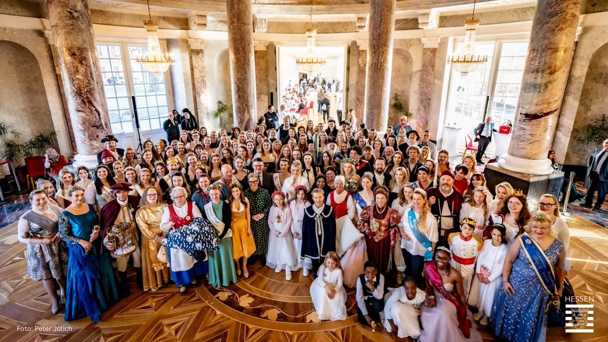 Boris_Rhein's tweet image. 👑 Unsere #Heimat lebt von Menschen, die sich mit Herzblut für Tradition und Kultur einsetzen. Unsere hessischen #Hoheiten bewahren unser kulturelles Erbe und tragen die Liebe zur hessischen Heimat über Generationen weiter. Danke für Euer Engagement.