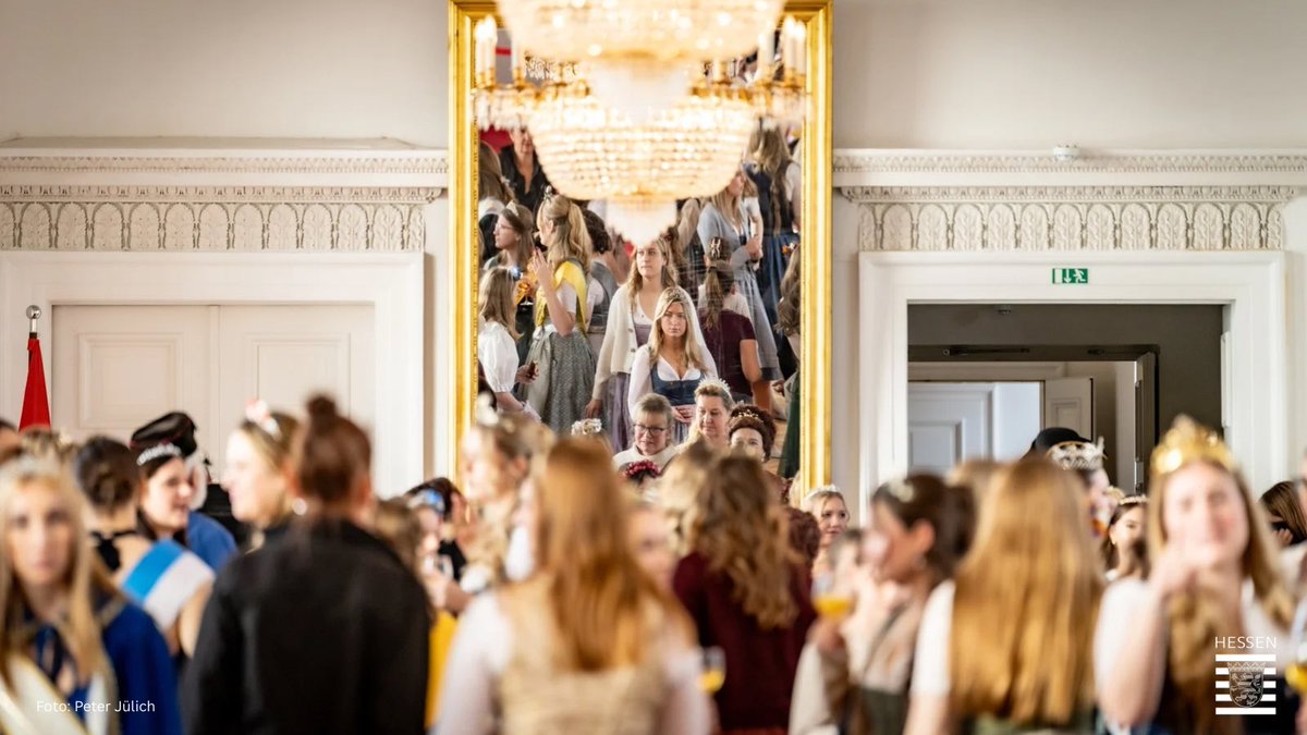 Boris_Rhein's tweet image. 👑 Unsere #Heimat lebt von Menschen, die sich mit Herzblut für Tradition und Kultur einsetzen. Unsere hessischen #Hoheiten bewahren unser kulturelles Erbe und tragen die Liebe zur hessischen Heimat über Generationen weiter. Danke für Euer Engagement.