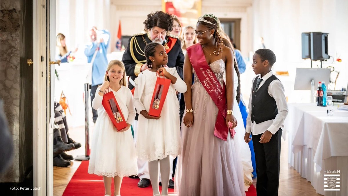 Boris_Rhein's tweet image. 👑 Unsere #Heimat lebt von Menschen, die sich mit Herzblut für Tradition und Kultur einsetzen. Unsere hessischen #Hoheiten bewahren unser kulturelles Erbe und tragen die Liebe zur hessischen Heimat über Generationen weiter. Danke für Euer Engagement.