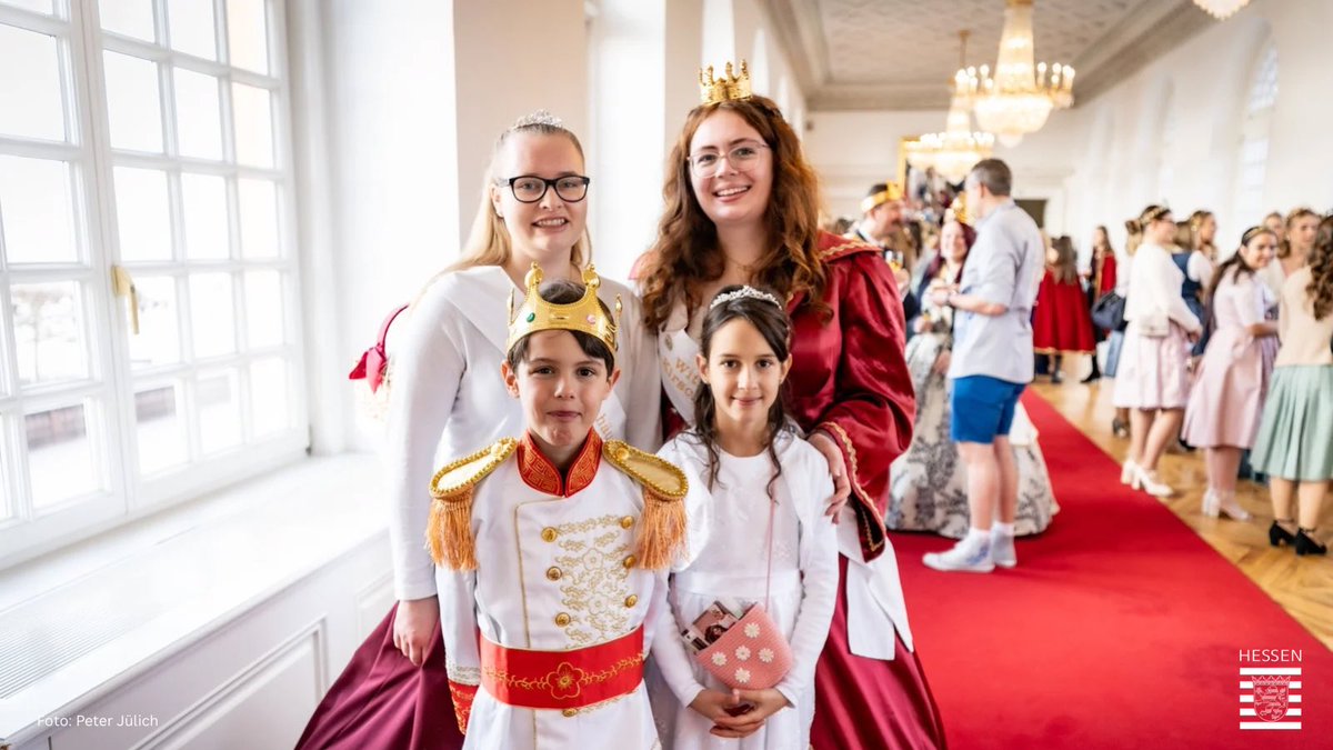 Boris_Rhein's tweet image. 👑 Unsere #Heimat lebt von Menschen, die sich mit Herzblut für Tradition und Kultur einsetzen. Unsere hessischen #Hoheiten bewahren unser kulturelles Erbe und tragen die Liebe zur hessischen Heimat über Generationen weiter. Danke für Euer Engagement.