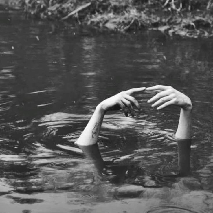 Kaybettiğinin farkına varmamak,
arayıp da bulamamaktan daha acıklıdır…

—N.R