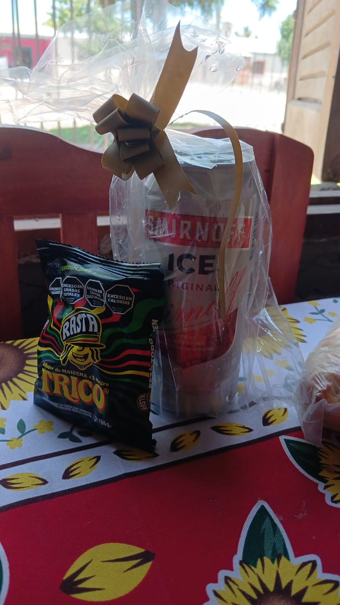 Ariadna643's tweet photo. Me doy cuento que estoy haciendo bien mí trabajo cuando clientes me dan detalles bonitos que llenan el alma ,  trabajar en atención al público no es tan duro como parece🤍 https://t.co/byfHqe6VMM
