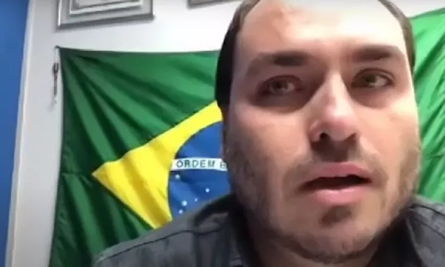 Vocês têm noção de que o Bolsonaro exaltava o coronel Ustra, que na Ditadura torturava mulheres colocando ratos em suas genitais? Agora choram e posam de vítimas porque o papai será preso em uma cela de 12 m², com banheiro, TV e ar-condicionado.

Os Bolsonaros são FROUXOS.