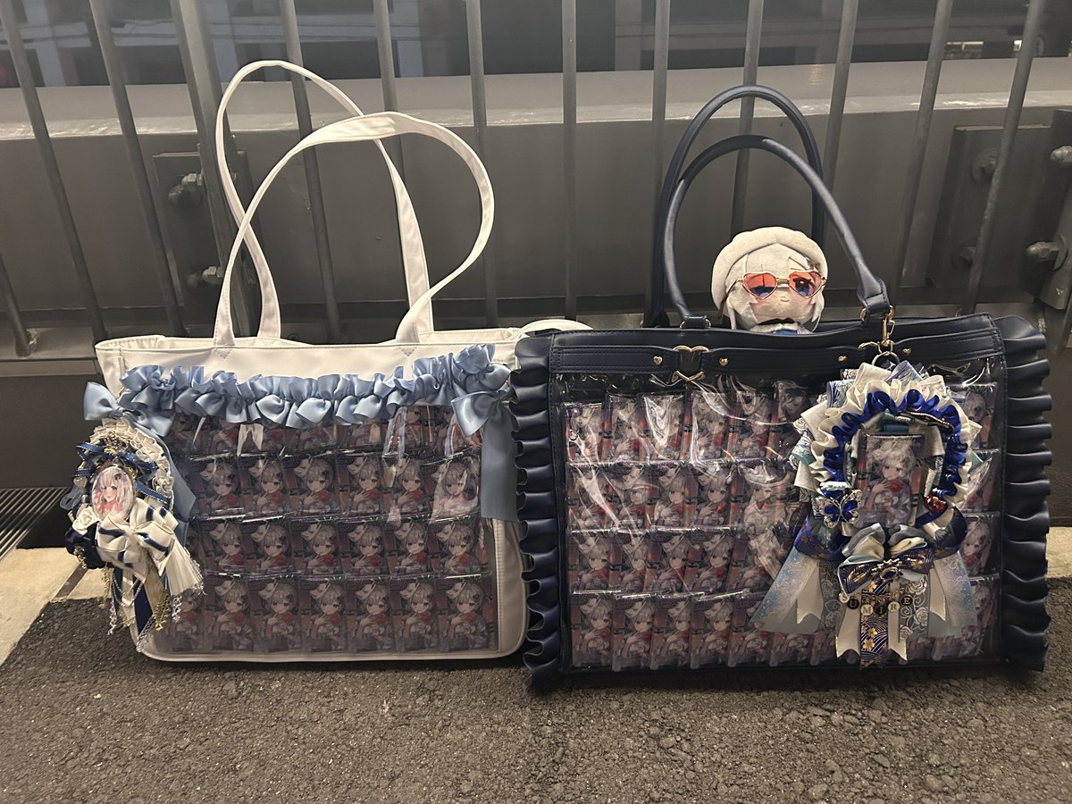 さかもんさん(@Sakamon_gumin )とすーちゃんの夏祭り缶バッジ痛バで