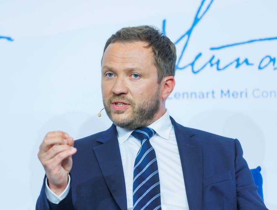 "If borders can be changed by force, none are safe. If nations can be forced to live under a bigger neighbor's dictate, none
are free."

- Margus Tsahkna (Estonian Foreign Minister)

Do you agree with him?😉
I do..