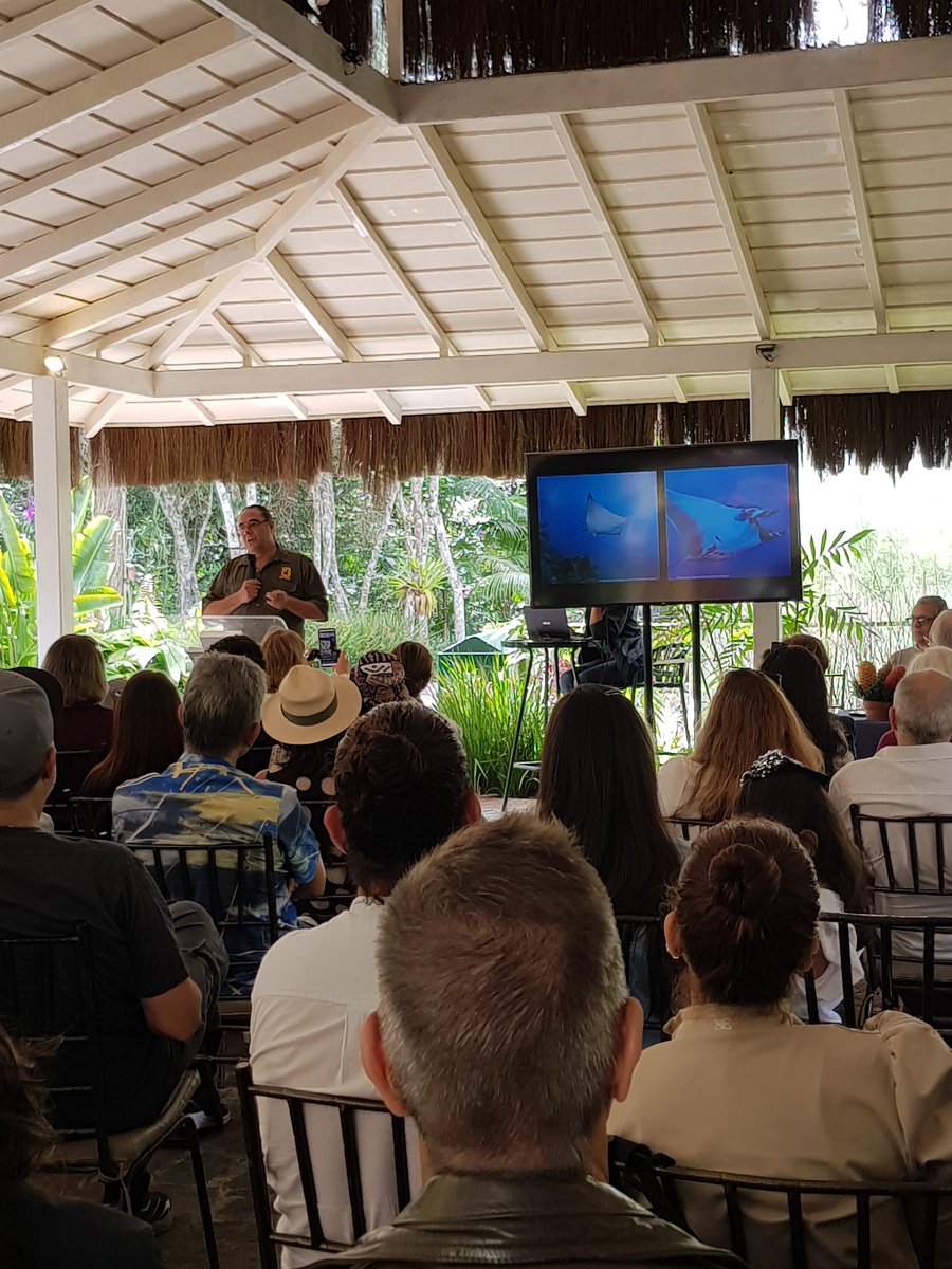 Empezamos el bautizo del libro "Tiburones y rayas del Caribe", este libro no sólo es un aporte para Vzla, es un aporte al mundo. Los destacados expertos articipantes han sido reconocidos a nivel mundial...Palabras de Alberto Blanco <a href="/Explora_ABD/">AlbertoBlancoDávila</a>