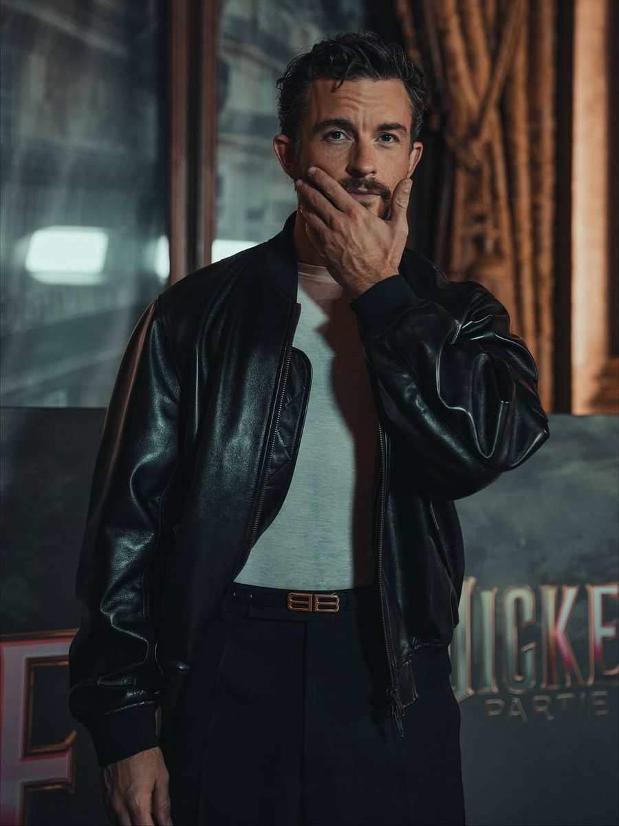 Jonathan Bailey Hourly (@jbaileyhourly) on Twitter photo 