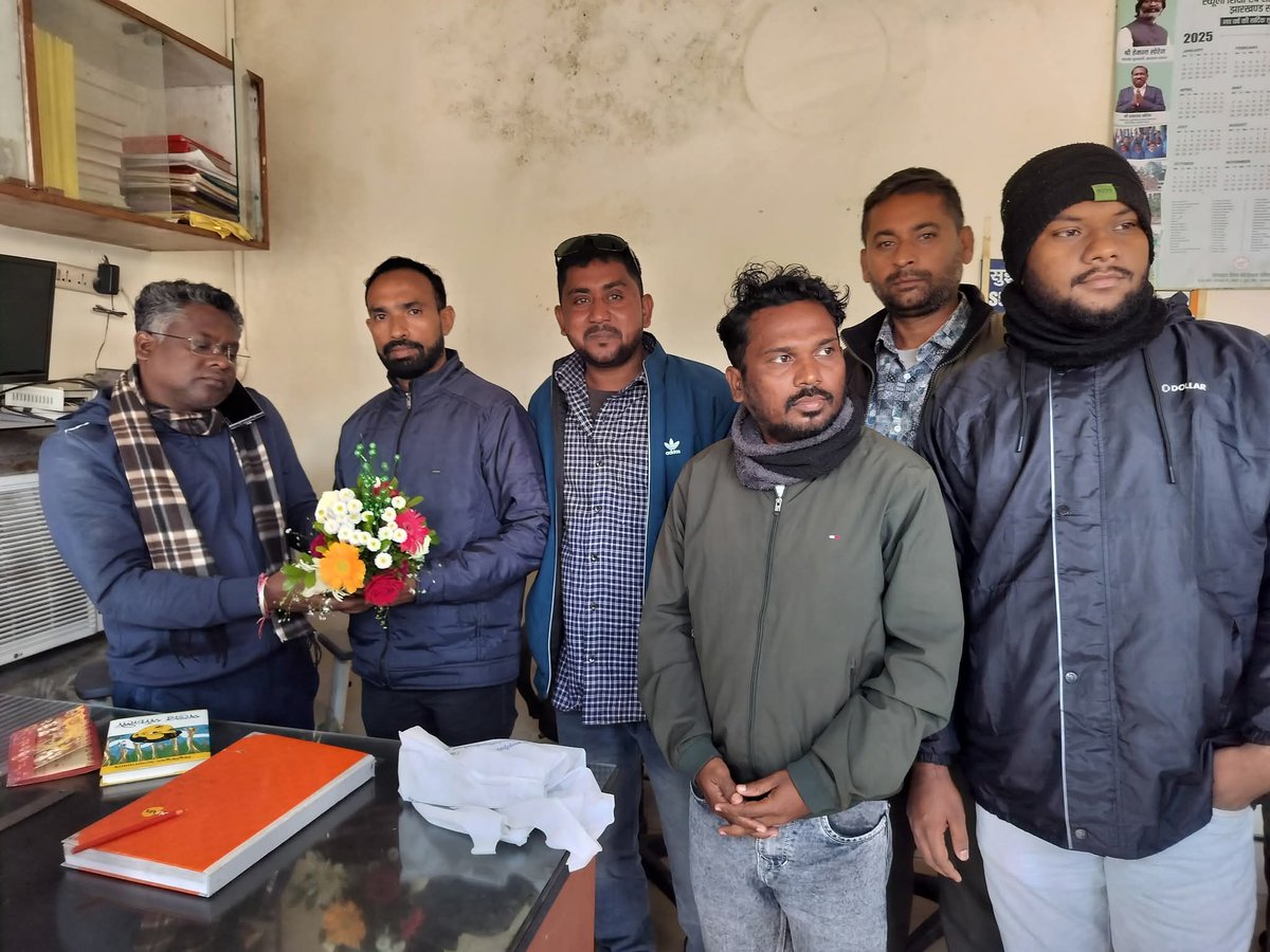 घाटशिला विधानसभा के नव निर्वाचित विधायक माननीय <a href="/someshchsoren/">Somesh Soren</a> जी से घोड़ाबंधा स्तिथ उनके आवास पर भेंट कर घाटशिला उप- चुनाव में ऐतिहासिक जीत की 💐 बाधाई दी।
<a href="/JmmJharkhand/">Jharkhand Mukti Morcha</a> 
<a href="/JMM_Purvi_/">झामुमो पूर्वी सिंहभूम जिला</a>