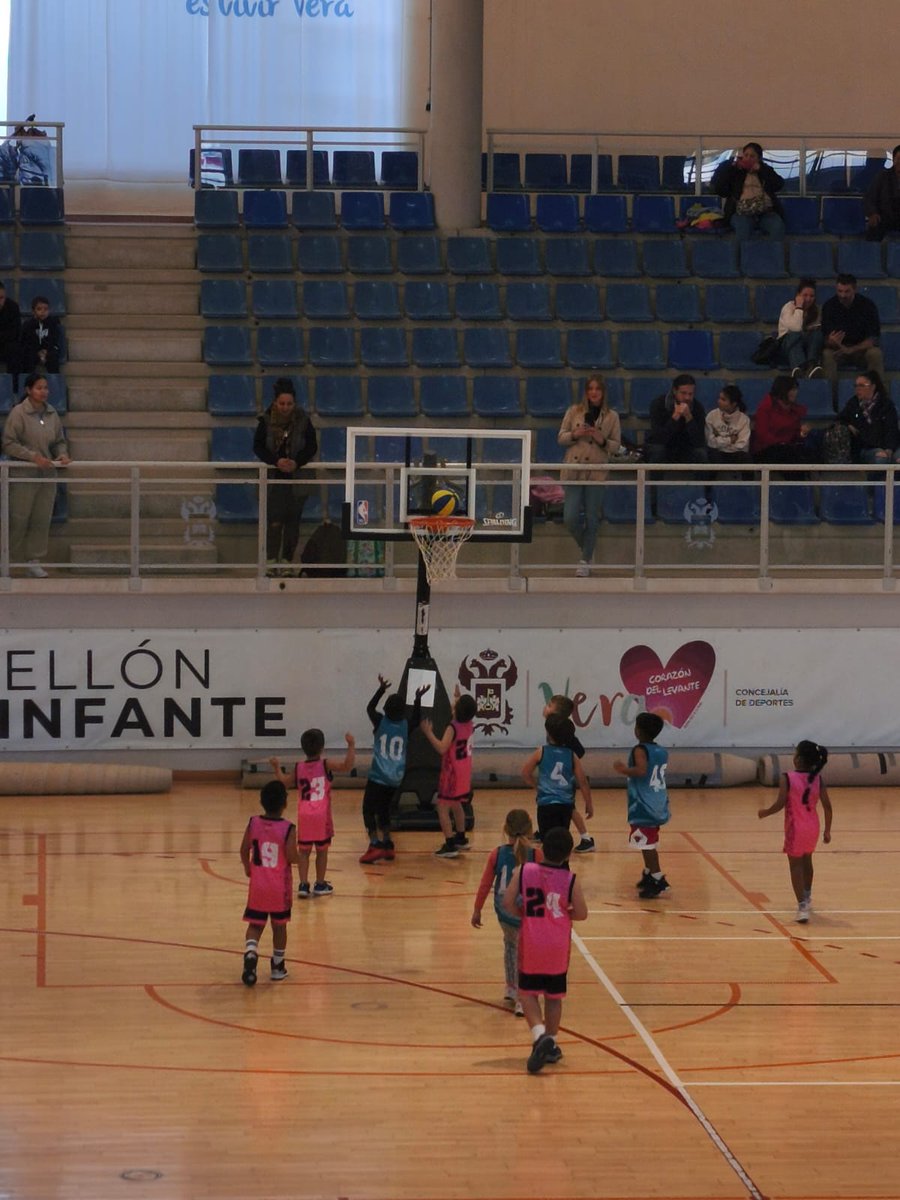 Un PEQUEBASKET de altura para los más pequeños en Vera 😍.
Nuestro  babys VERADENTAL, <a href="/neptunomojacar/">neptunomojacar</a> y EDM. Los Gallardos lo hemos pasado 💣 disfrutando del pequebasket <a href="/dipalme_almeria/">Diputación Almería</a> <a href="/AlmeriaFAB/">FAB Almería</a>.
14 equipos y más de 160 pequeños jugones en el Blas Infante. <a href="/FAB_Andaluza/">Federación Andaluza de Baloncesto</a>