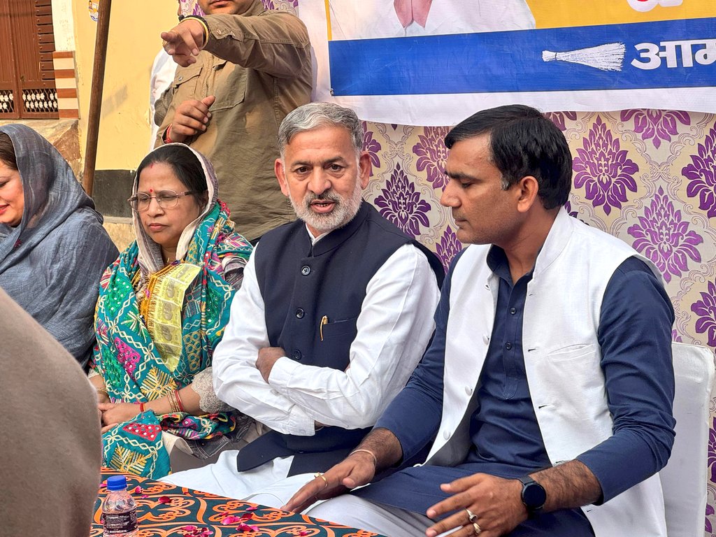 NeetuChauhan128's tweet image. आपके समर्थन और विश्वास के लिए दिल से धन्यवाद 🙏💙
दिचाऊँ कलां की जनता ने साफ़ संदेश दे दिया है—

अब जुमलों नहीं, काम करने वाली सरकार चाहिए।
शिक्षा, स्वास्थ्य और विकास ही हमारी लड़ाई का आधार है ✊

इस बार वार्ड 128 में जीत जनता की होगी!

नीतू केशव चौहान
AAP प्रत्याशी, वार्ड 128