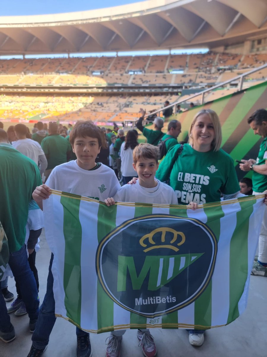 PBMultiBetis's tweet photo. No podíamos faltar en  el  Encuentro Anual de Peñas Béticas.
¡TE QUIERO BETIS! 
💚🤍💚🤍💚
#MultiBetis
#RealBetis
#LocosDeLaCabeza https://t.co/C2WTJeFVKd