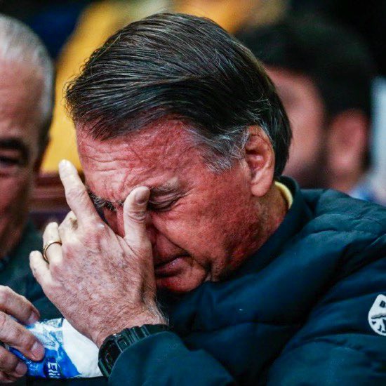 updatecultura's tweet photo. 🚨 Jair Bolsonaro diz em audiência de custódia, que tentou abrir a tornozeleira eletrônica por causa de um SURTO provocado por medicamentos.

Ele afirmou ter tido a “alucinação” de que havia uma escuta no equipamento e negou tentativa de fuga. https://t.co/vQGMwBWVeu