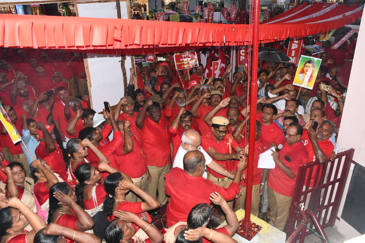 tncpim's tweet photo. இந்நிகழ்வில் மாநில செயற்குழு உறுப்பினர் செ.முத்துக்கண்ணன், மாநிலக்குழு உறுப்பினர் கே.காமராஜ், மாவட்டச் செயலாளர் சி.மூர்த்தி உள்ளிட்ட தோழர்கள் திரளாக கலந்து கொண்டனர். #Tiruppur #RedRally https://t.co/R7ROQlyAwJ