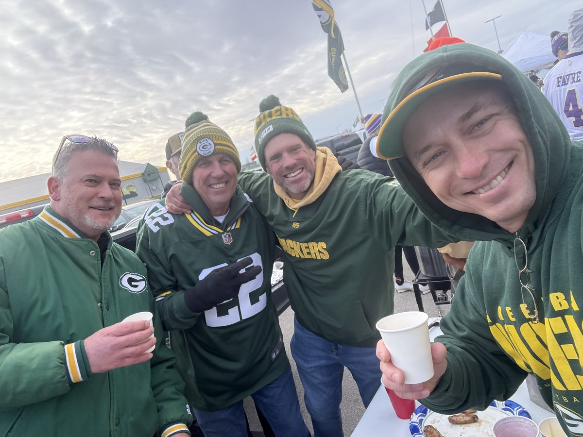 glennfischbach's tweet photo. #GoPackGo from @LambeauField @cheeseheadtv @AaronNagler @coreybehnke #carrytheG https://t.co/Y6rJFdAogF