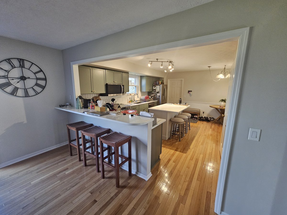 BChapy's tweet image. When I moved  in vs now!
Did everything myself except for countertops :)

Was nervous doing some big things myself, but REALLY happy with how it turned out. In particular:
- Custom island
- Custom Doors/Drawers
- Backsplash
- Opening the wall (and adding outlets)