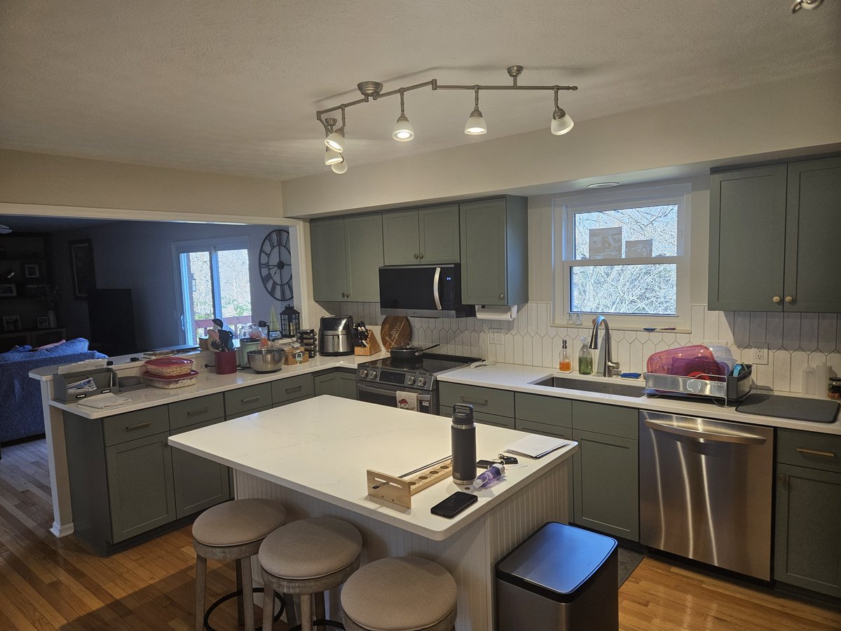 BChapy's tweet image. When I moved  in vs now!
Did everything myself except for countertops :)

Was nervous doing some big things myself, but REALLY happy with how it turned out. In particular:
- Custom island
- Custom Doors/Drawers
- Backsplash
- Opening the wall (and adding outlets)