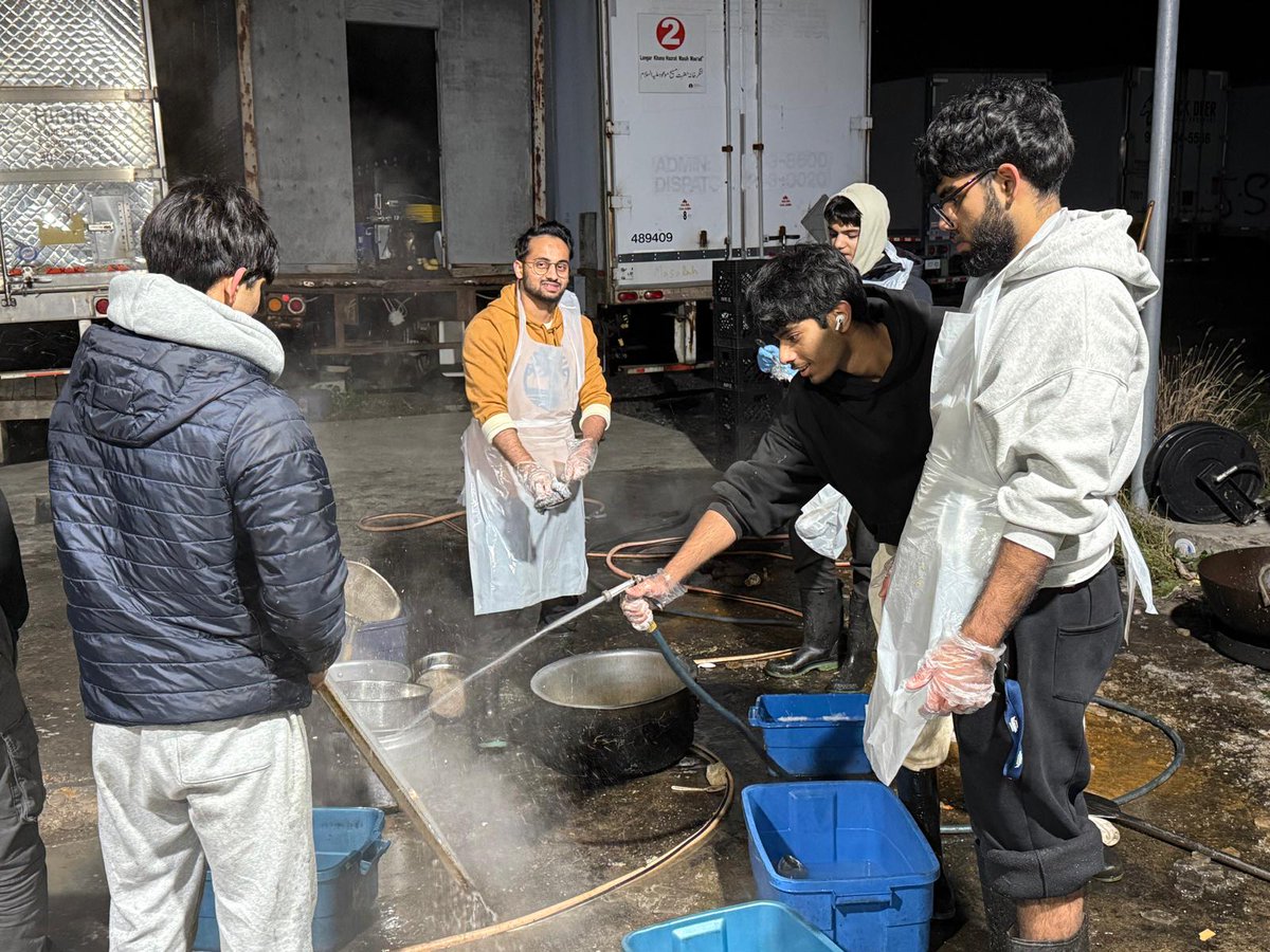 At the beginning of the week, our youth from Simcoe spent 3.5 hrs helping clean the #Vaughan Langar Khana (community kitchen). Alhamdulillah (all praise to God), all local chapters joined! Khuddam (youth #volunteers) served with dedication &amp; ended with pizza, shrimp &amp; chai.
