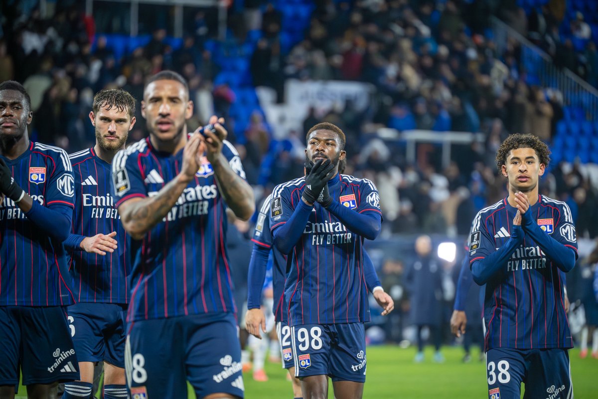 OL's tweet photo. 800 supporters présents en parcage cet après-midi à l'Abbé-Deschamps 🔥

Merci pour votre soutien les Gones 🙌❤💙

#AJAOL https://t.co/iV2qesEYUU