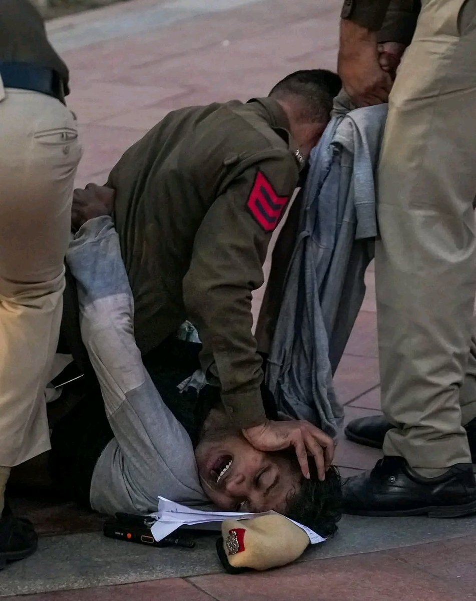 सरकार के खिलाफ मुँह खोलोगे तो मुँह रगड़ दिया जायेगा। 

दिल्ली की यह तस्वीर हमें बताती है कि सत्ता के सामने सच बोलना कितना कठिन हो गया है। प्रदूषण के खिलाफ आंदोलन जनता की सांसों की लड़ाई है, लेकिन सरकार का रवैया कितना दमनकारी है। 

#Activist_Shyam