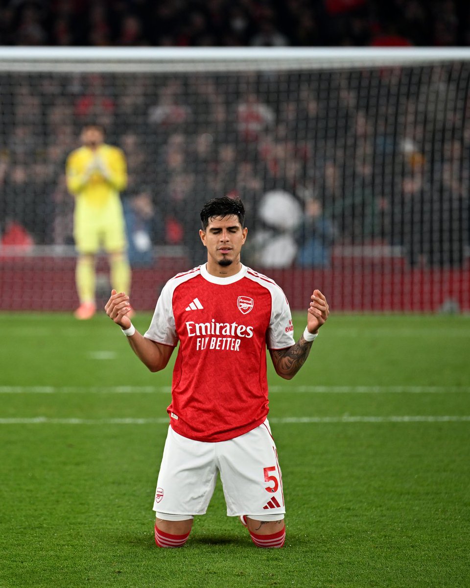 premierleague's tweet image. Defender Piero Hincapie makes his first Premier League start for @Arsenal, replacing injured Gabriel 🔴