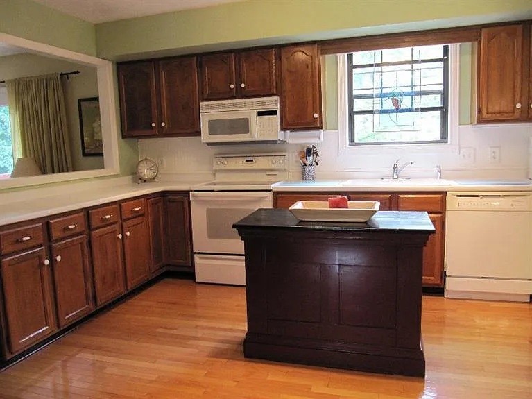 BChapy's tweet image. When I moved  in vs now!
Did everything myself except for countertops :)

Was nervous doing some big things myself, but REALLY happy with how it turned out. In particular:
- Custom island
- Custom Doors/Drawers
- Backsplash
- Opening the wall (and adding outlets)