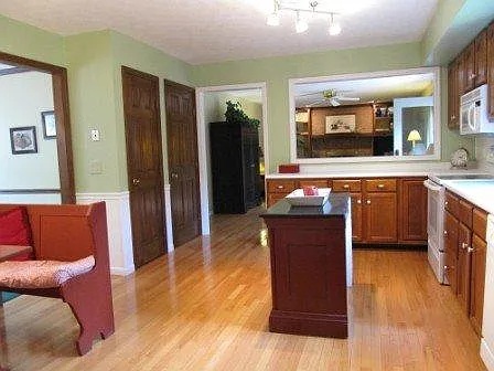 BChapy's tweet image. When I moved  in vs now!
Did everything myself except for countertops :)

Was nervous doing some big things myself, but REALLY happy with how it turned out. In particular:
- Custom island
- Custom Doors/Drawers
- Backsplash
- Opening the wall (and adding outlets)