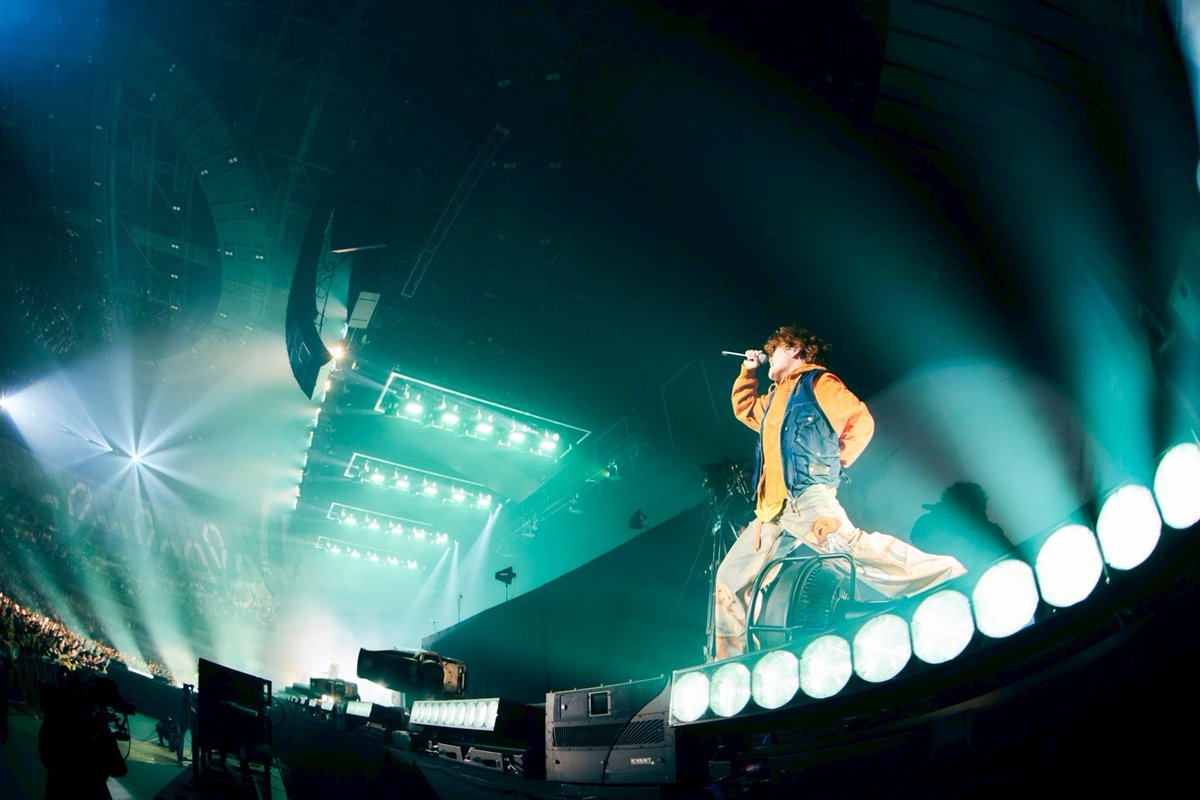 Vaundy_AWS's tweet photo. Congratulations on your 20th anniversary #RADWIMPS!!

THANK YOU 🤝

2025.11.23
RADWIMPS
20th ANNIVERSARY LIVE TOUR
at 神奈川 横浜アリーナ

#RADWIMPS20th
#RADWIMPS20th_TOUR
#Vaundy

-

📌4大都市ドームツアー全公演完売!!
Vaundy DOME TOUR 2026
https://t.co/JocaZT9MGt https://t.co/RsQzKglcDf