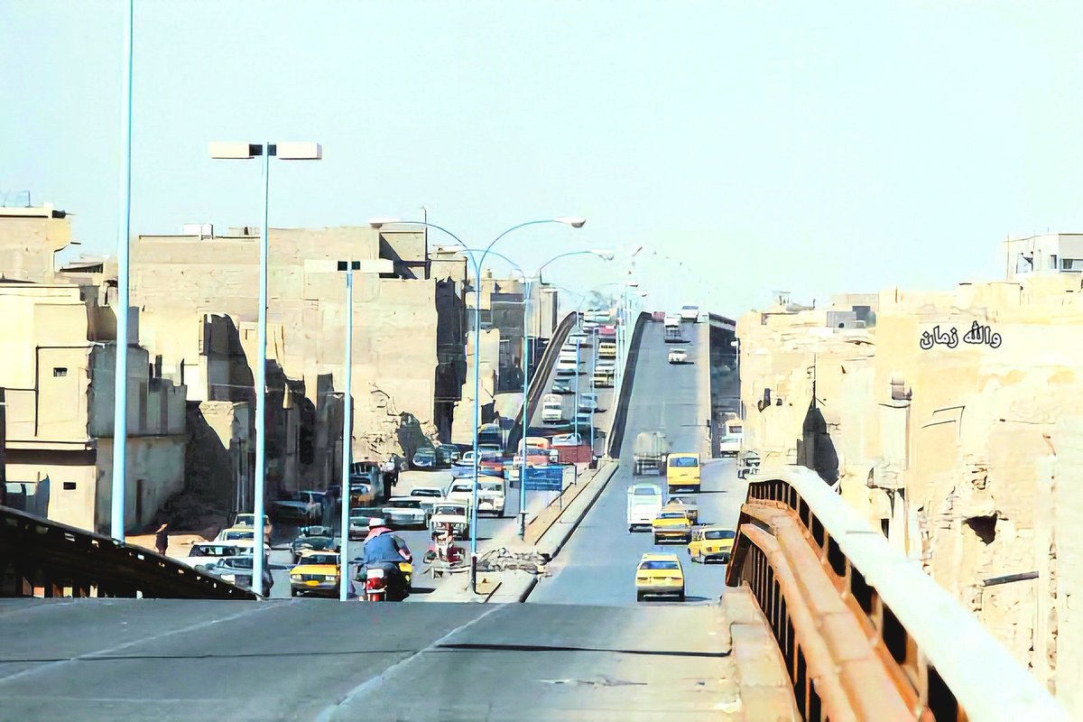 ads33asd's tweet image. كيف تراهن على وصل المستحيل 
بيمكن ، عطف الأحرف في سطور 
الرواية ك فلق الصبح وضوحاً ٠
الأنامل مطواعة كما يملي عليها ضميرك الطيب ٠
الرياض شارع الكباري ١٣٩٩ ، ١٤٠٠ هجري٠ 
وتظهر أقصى يمين الصورة الجزء الخلفي الأعلى لعمارة الباخرة ٠