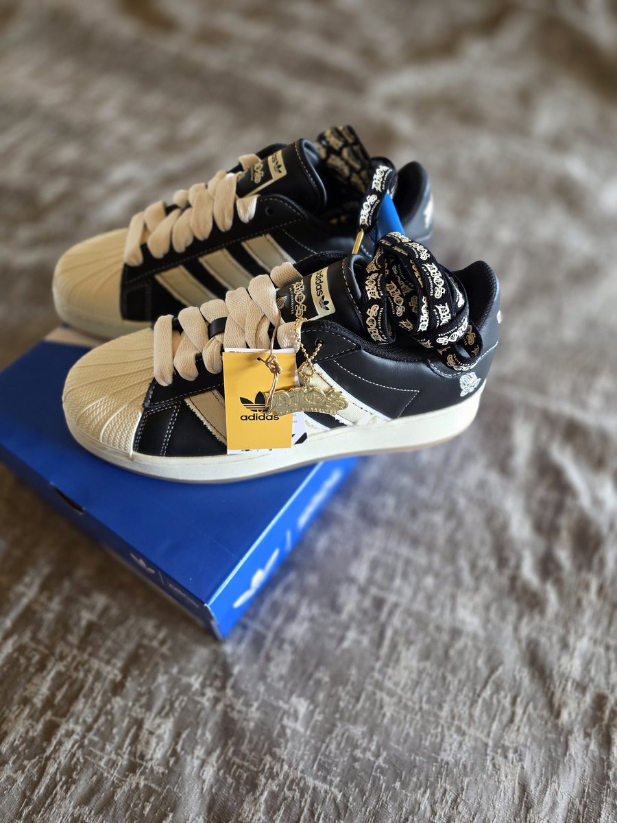 ChaseStackwells's tweet image. Pictures and Video of my DIOS X Adidas Superstar sneakers #sneakers #Dios #adidas #adidasoriginals #kicks @SteakxShrimp @adidasoriginals