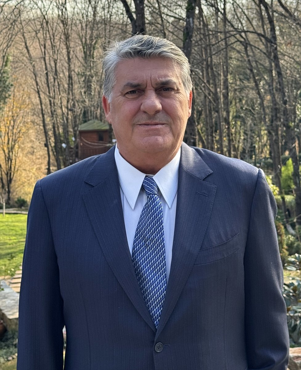 Biz Hüseyin yücel derken 3 seçim kaybetti adama ayıp oluyor diye Adalıyı seçtirdiler. 

Bakın Muhteşem Beşiktaş sosyal medya aklı ve fenomenleri şimdi en büyük Adalı düşmanı oldu.
Her şey müstahak sizede olan gerçek taraftara oluyor.