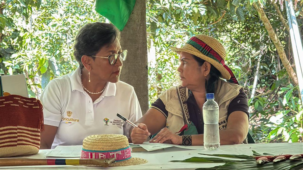 URestitucion's tweet photo. 🎉Celebramos un fallo histórico que devuelve más de 🌳350 hectáreas a la Comunidad Ksxa’w Nasa Alto Danubio en #Putumayo, restableciendo los derechos de 57 familias. La comunidad reconoció el trabajo de la doctora Enelia Salinas, directora de Asuntos Étnicos, de su equipo, y de la directora territorial Putumayo, @DianaSilvaMonte por su acompañamiento y compromiso. ⬇️