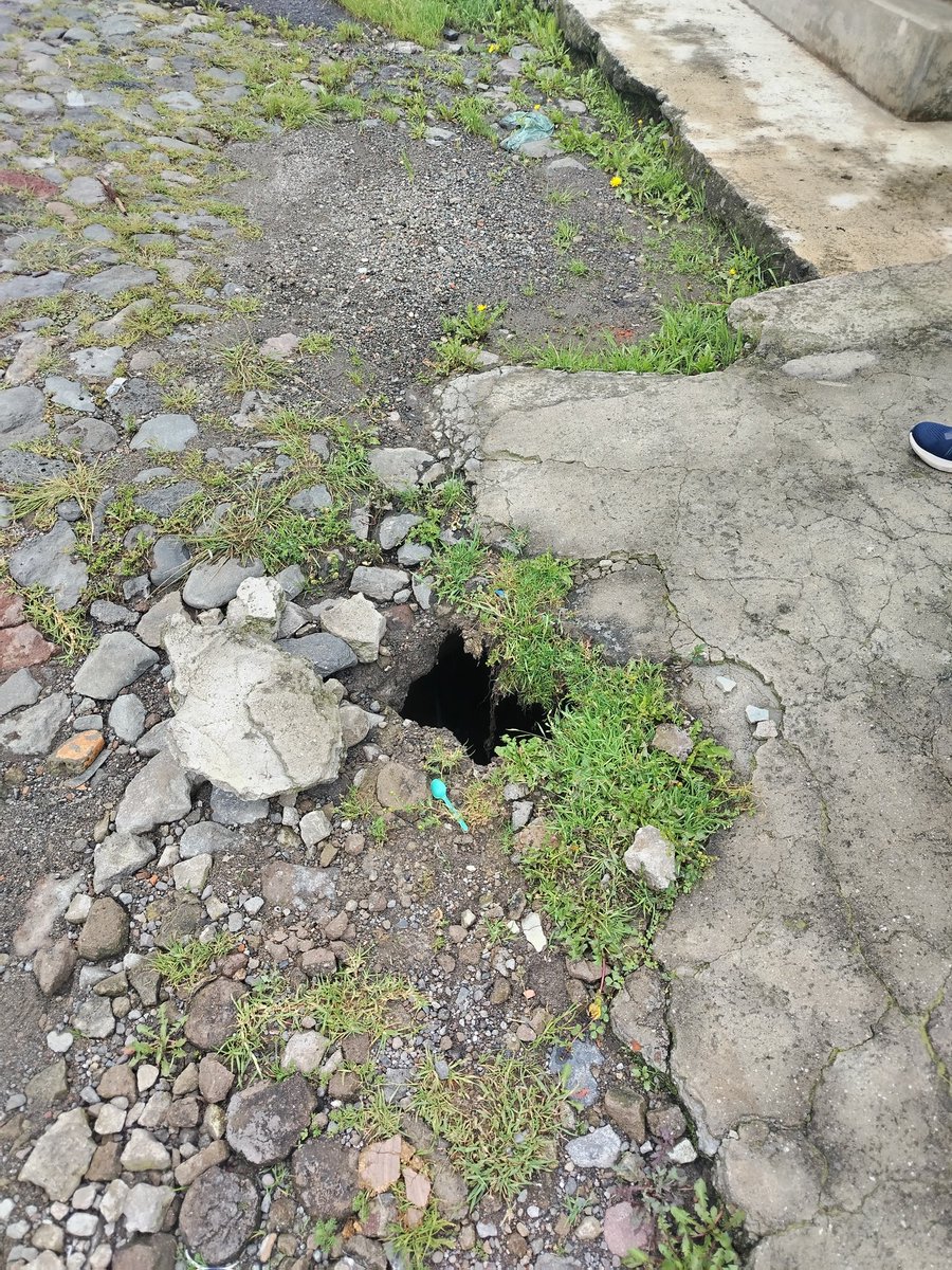 traceurandres's tweet photo. Por favor en la ciudadela Obrero Independiente Calle E18E S5-284 y Calle E18D, se ha detectado una socavación, presumiblemente causado por una rotura en la red de abastecimiento. La situación requiere atención de carácter de urgente dada la afectación a la familia y la calle https://t.co/c4dTBaDLGY