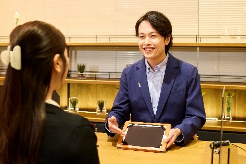 auとUQ mobile、ショップスタッフのユニフォームを一新👔】 新しい