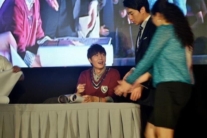 CYGirl0622's tweet photo. Me, 13 years ago , meeting Daejang; Nov 2012 #LeeMinHo #BenchPH https://t.co/LTnYU26yGt