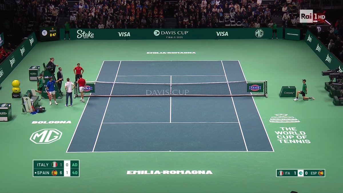 Partita momentaneamente sospesa per un problema occorso a qualcuno sugli spalti.

Munar si lamenta "Sulla palla break?"

Alla ripresa Cobolli avrà la chance di rientrare in partita.