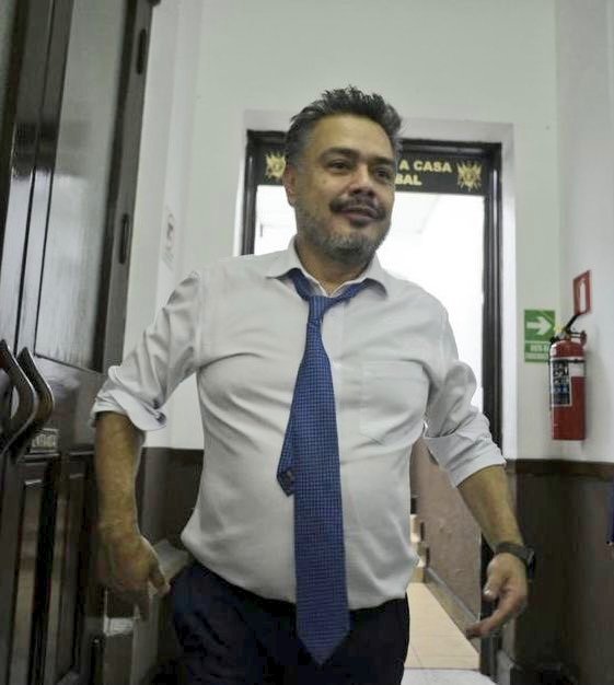 -MIRA COMO BENIS!!!
-ES QUE ME LA LLEBO DE TELEBISOR BIEJO MI HAMOR... 
-COMO HACI?
-SIN CONTROOOOOL!!! JAJAJAJAJA