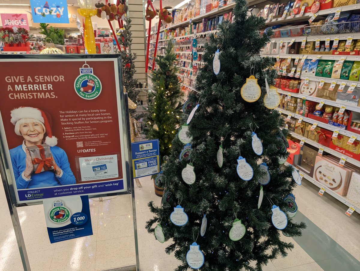 SarahRyanYEG's tweet image. Hey #ShPk - Happy Sunday! While you're out and about today, please consider helping a low-income senior. Your tree at @LondonDrugs on Wye Rd. is FULL of names. Simple wishlists of LOCAL seniors asking for shampoo, socks, blankets, etc. RT? #StockingStuffersForSeniors @RodFrank12