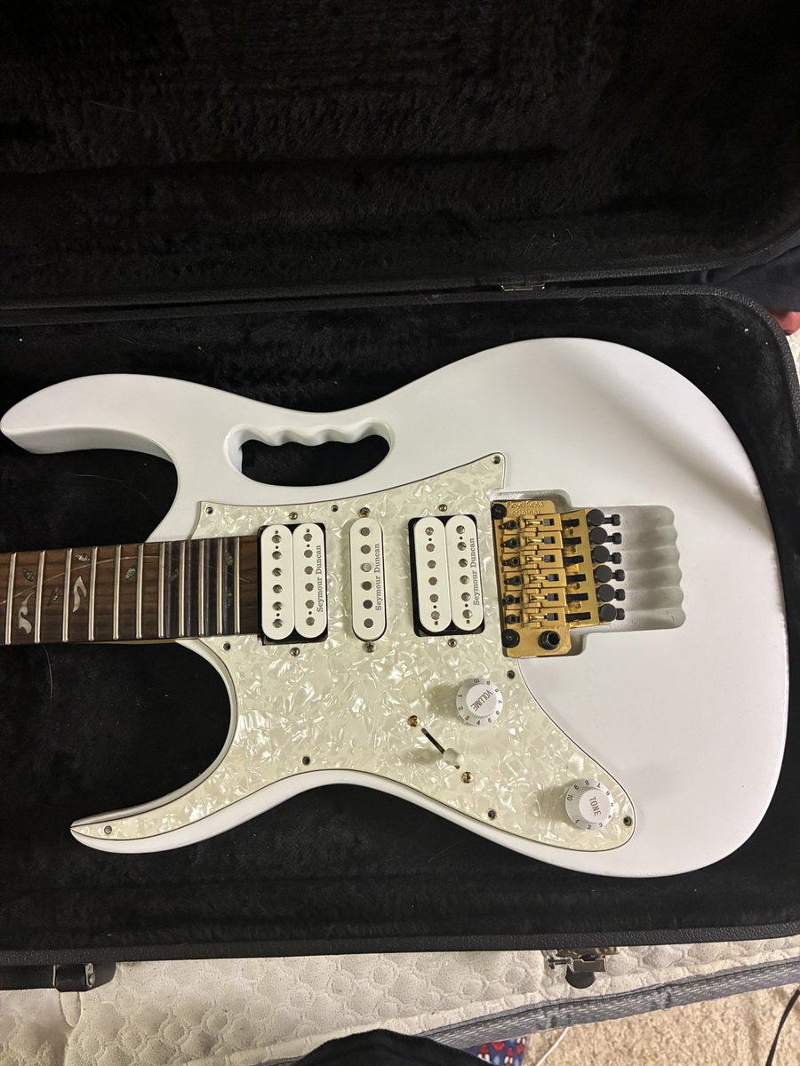 CountAdrianT's tweet image. When you don’t have the money and the weather is to cold for your local guitar painter is closed for the season why not use the knowledge you have from painting models for the last 27 years and do it yourself I mean why not refurb a rare left hand Jem pro!