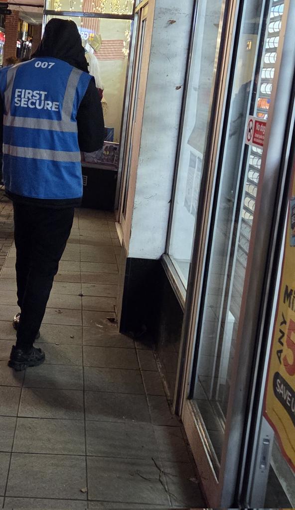 Paul_Reviews's tweet image. Licence to walk around aimlessly whilst on the phone... pretending to add #security 
#LichfieldLights