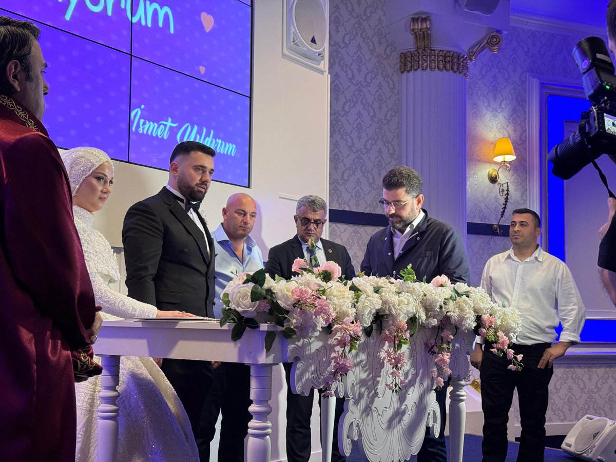 eyupilceakparti's tweet image. Başkanımız @Muhmmtvanlioglu ve teşkilatımız ile birlikte, Yönetim Kurulu Üyemiz, kıymetli abimiz Ali Yaman’ın kızının nikah akdine şahitlik ettik.  

Buse ve Emir kardeşimizi tebrik eder, bir ömür mutluluk, huzur ve sağlık dileriz.

Rabbim iki cihan saadeti nasip etsin.…