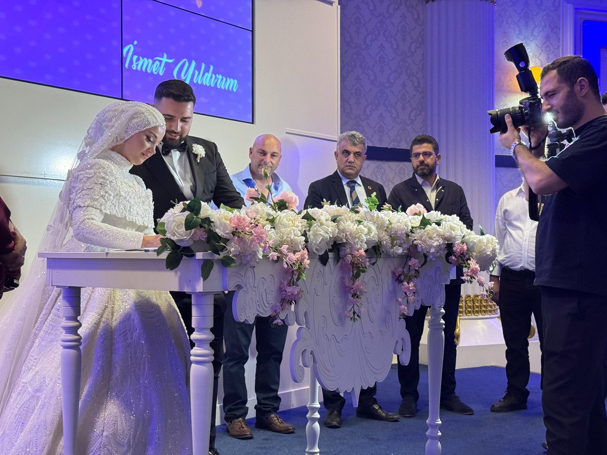 eyupilceakparti's tweet image. Başkanımız @Muhmmtvanlioglu ve teşkilatımız ile birlikte, Yönetim Kurulu Üyemiz, kıymetli abimiz Ali Yaman’ın kızının nikah akdine şahitlik ettik.  

Buse ve Emir kardeşimizi tebrik eder, bir ömür mutluluk, huzur ve sağlık dileriz.

Rabbim iki cihan saadeti nasip etsin.…